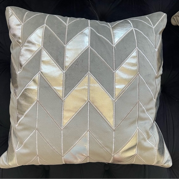 Home Decor Set Square Accent Pillows Gray Silver Velvet Cushions 18x18 - Picture 7 of 9